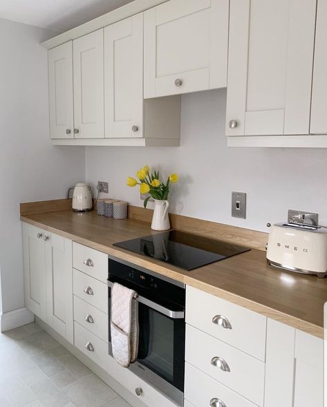 Small White Kitchen Wooden Worktop, Cream Kitchen With Wooden Worktop, Small Cream Kitchen, Kitchen Off White Cabinets, Egyptian Cotton Kitchen, Small Kitchen White, Cream And Wood Kitchen, Cream Kitchen Ideas, Modern Kitchen 2020