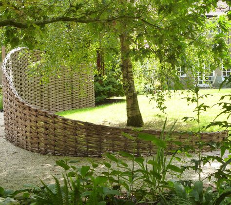 Willow Projects, Wattle Fence, Willow Fence, Willow Garden, Living Willow, Gates And Railings, Landscape Structure, Sensory Garden, Garden Buildings