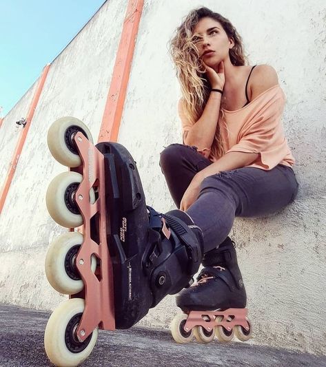 Retro Outfits Aesthetic, Moxi Roller Skates, Roller Skating Outfits, Roller Blades, Retro Roller Skates, Skating Aesthetic, Skate Girl, Roller Skaters, Skater Aesthetic