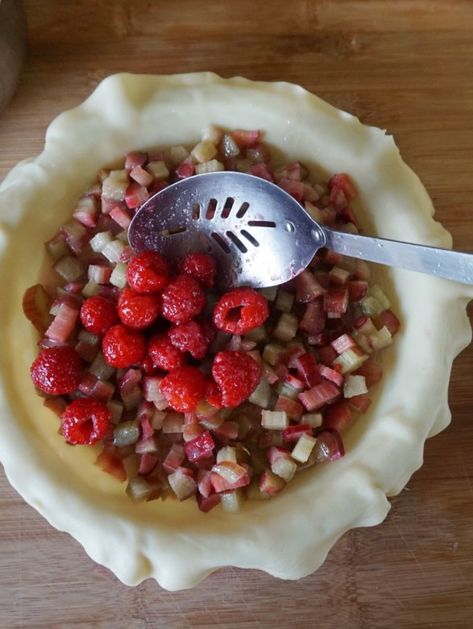 Raspberry Rhubarb Pie, Fresh Raspberry Recipes, Rhubarb Crumble Pie, Raspberry Pie Recipe, Rhubarb Custard Pies, Lattice Pie Crust, Rhubarb Recipes Pie, Strawberry Rhubarb Crumble, Raspberry Rhubarb