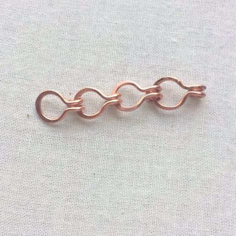 Free wire jewelry making tutorial for a cotter pin link chain at Lisa Yang's Jewelry Blog Metal Wire Jewelry, Jewelry Making Tutorial, Wire Tutorials, Bijoux Fil Aluminium, Wire Jewelry Making, Wire Jewelry Tutorial, Wire Jewellery, Chain Maille, Diy Wire Jewelry