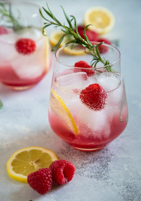 Wine Spritzer Recipe, Lemon Wine, Gin Fizz Recipe, Spritzer Recipes, Wine Spritzer, Jalapeno Margarita, Shots Alcohol, Refreshing Summer Cocktails, Spring Cocktails