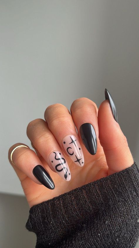 53 Simple Manicures Inspo For Winter 2023 To Make a Statement Winter Spirit Soph Floyd Nails, Black Snake Nails, Fall And Halloween Nails, Bookish Nails, Reputation Nails, Nails Celestial, Halloween Nails Black, Snake Nails, Long Fake Nails