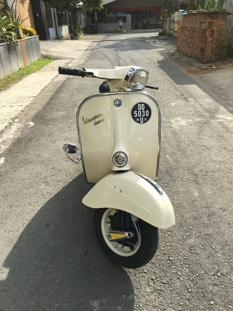 Vespa Sprint 150 V ‘77 Vespa Sprint 150 Vintage, Vespa Sprint 150, Vespa Super, Vespa 150, Yu Narukami, Vespa S, Italian Scooter, Classic Vespa, Vespa Piaggio