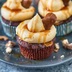 These Twix Cupcakes are out of this world amazing! A soft, rich chocolate cupcake filled with bits of Twix and topped with caramel frosting and sauce! Twix Cupcakes, Chocolate Cupcakes Filled, Thanksgiving Cupcakes, Fresh Drink, Fun Cupcake Recipes, Parties Food, Cupcake Tray, Caramel Frosting, Gourmet Cupcakes