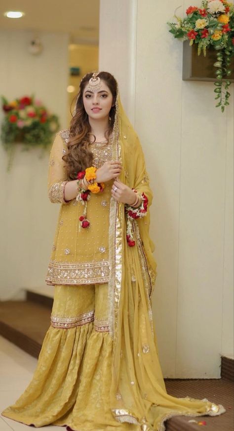 Simple Mehndi Dresses, Mehndi Dress For Bride, Bridal Gharara, Mehandi Outfits, Mayon Dresses, Pakistani Mehndi Dress, Bridal Mehndi Dresses, Haldi Outfits, Function Dresses