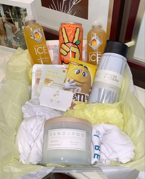 Bid Day Baskets Gift Ideas, Sorority Box Ideas, Big Sis Little Sis Gifts Sports, Baskets For Big Little, Big And Little Baskets Ideas, Big Lil Baskets Ideas, Sorority Gift Baskets Big Little Ideas, Big Little Clues Ideas, Big Little Basket Fillers