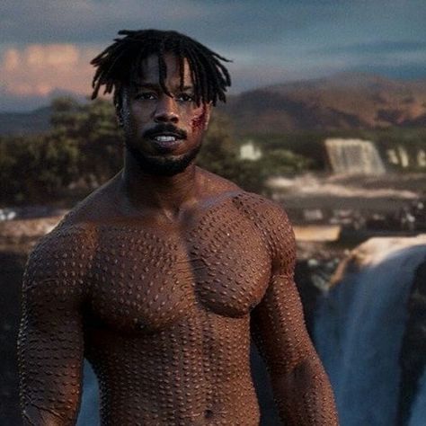 Newly Revealed '#BlackPanther' Behind The Scenes Photo Of #MichaelBJordan Receiving His #Scarification/Cicatrisation Make-Up & Prosthetics Design For His Villainous Yet Badass #Killmonger Role! #MarvelStudiosl #MCU #Wakanda #CinemaStudios Gym Men Motivation, Jordan Tattoo, Erik Killmonger, Black Panther Party, Michael B Jordan, Tattoo Black, Black Panther Marvel, Movie Lover, Marvel Legends