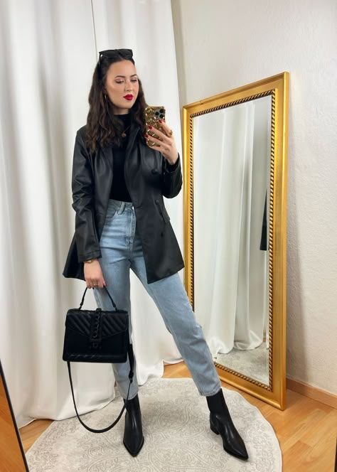 Black Leather Blazer and Light Mom Jeans Outfit Light Mom Jeans Outfit, Jeans And Blazer Outfit Classy, Light Mom Jeans, Jeans And Blazer Outfit, Black Leather Blazer Outfit, Womens Leather Jacket Outfit, Jeans Blazer Outfit, Black Leather Jacket Outfit, Outfit Elegantes