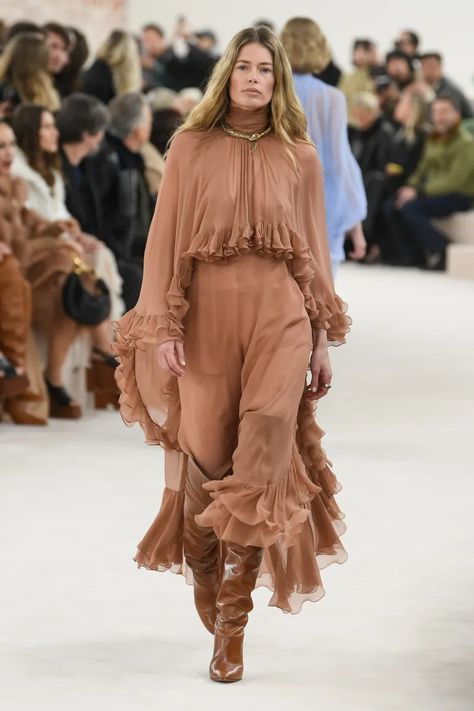 Chloé Fall 2024 Ready-to-Wear Runway, Fashion Show & Collection Review [PHOTOS] 2024 Runway, Fall Runway, Bohemian Style Clothing, Its Fall, Doutzen Kroes, Show Collection, Fall Winter 2024, Alt Fashion, Overlay Dress