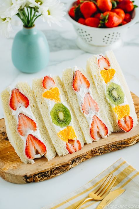 Japanese Fruit Sandwich, Fruit Sando, Fruit Sandwiches, Japanese Sandwich, Japanese Fruit, Tea Party Sandwiches, Japanese Milk Bread, Fruit Sandwich, Fruit Parfait