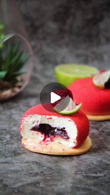 Pauline on Instagram: "Entremets fruits rouges/citron vert 🍒🍋 

🍒 Insert fruits rouges 

170g de fruits rouges (ici surgelés) 
2g de gélatine 
35g de sucre 

Faire compoter les fruits dans une casserole à feu moyen.
Ajouter le sucre.
Hors du feu, ajouter la gélatine hydratée et essorée.
Verser la préparation dans des moules à mini tartelettes. 
Réserver quelques heures au congélateur. 

🍋 Ganache montée citron vert 

130g de chocolat blanc 
200g + 50g de crème liquide entière 
50g de jus de citron vert 
2g de gélatine 

Faire chauffer les 50g de crème. 
Verser la crème en 3 fois sur le chocolat blanc légèrement fondu. 
Mélanger entre chaque ajout. 
Faire chauffer le jus de citron. 
Ajouter la gélatine hydratée et essorée. 
Verser le jus sur le chocolat. 
Verser la crème froide restante Mini Entremet, Truffles, Dessert, Fruit