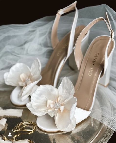 Wedding Shoes With Flowers, Pretty Heels Prom, High Heels With Flowers, Wedding Shoes Aesthetic, Bride Shoes Wedding Heels, Pretty Heels, Shoes Heels Classy, Heels Classy, Fancy Shoes