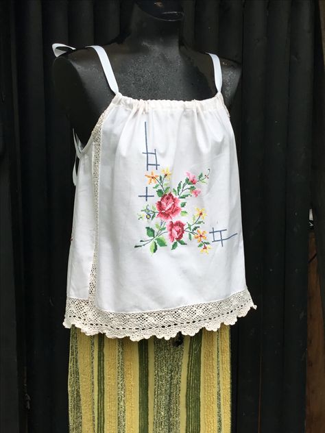 Tablecloth Upcycle Ideas, Upcycled Tank Top, Upcycled Linens, Recycled Clothes, Shabby Chic Clothes, Upcycle Clothing, Upcycle Clothes Diy, Repurposed Clothing, Altered Couture