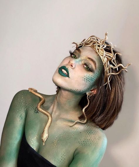 Halloween Green Costume, Decoration Ideas For Halloween, Medusa Halloween Costume, Medusa Makeup, Medusa Costume, Costume Green, Halloween Makeup Inspiration, Trendy Halloween Costumes, Ideas For Halloween