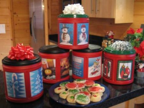 30 Crafty Repurposing Ideas For Empty Coffee Containers - DIY & Crafts Folgers Coffee Container, Plastic Coffee Cans, Plastic Coffee Containers, Coffee Can Crafts, Folgers Coffee, Coffee Container, Holiday Coffee, Navidad Diy, Craft Room Storage