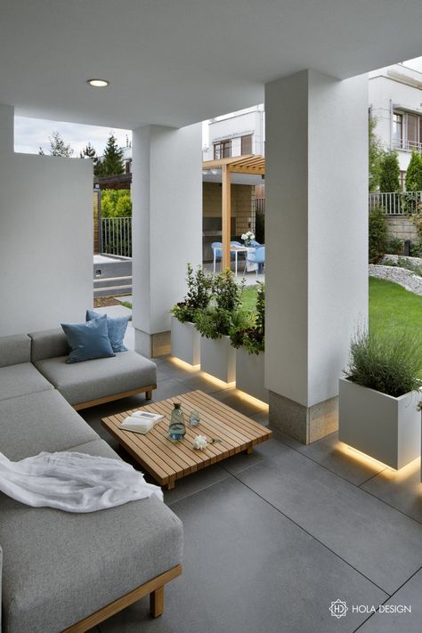 Modern Front Porch Decor, Modern Front Porches, Yellow Decor Living Room, Modern Porch, Have Inspiration, Terrace Design, Outdoor Gardens Design, Casas De Ensueño, Modern Garden