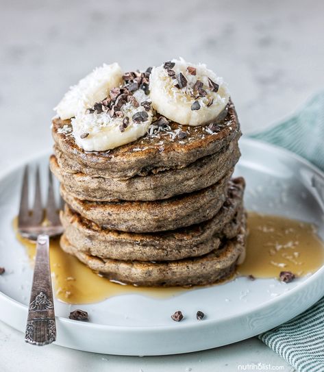 I saw a bag of green banana flour at the supermarket a while back and bought it out of curiosity. I found it recently sitting at the back of the fridge and realized I hadn't used it for the longest time (what a shame!). Mostly because I had no idea what to do with it! Declutter Pantry, Banana Flour Pancakes, Gelatin Egg, Aip Keto, Green Banana Flour, Banana Flour, Pancakes Vegan, Buckwheat Cake, No Flour Pancakes