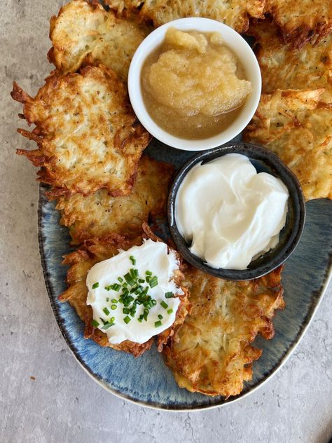 Easy Potato Latkes - Something Nutritious Oat Flour Waffles, Latkes Recipe, Mini Waffles, Chocolate Chip Waffles, Lentil Tacos, Potato Latkes, Potato Fritters, Sweet Potato And Apple, Grated Potato