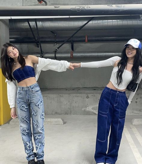 Sarah Roh, Duo Poses, Matching Outfits Best Friend, Bff Poses, Matching Fits, Friendship Photoshoot, Friend Pictures Poses, Best Friend Poses, Bff Photoshoot Poses