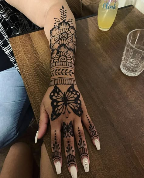 Hanna On Hand, Rose Henna Tattoo Designs, Hidden Gem Tattoo, Hanna Tattoo Design Arm, Henna On Black Women, Hannah Tattoo Ideas, Real Henna Tattoo Designs, Hannah Tattoo Design Hands, Baddie Henna Designs