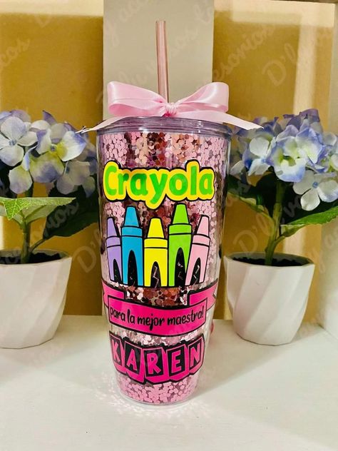 Vaso Crayola, Daycare Gifts, Handmade Teacher Gifts, Dance Coach, Teacher Activities, Coaching Teachers, Diy Teacher Gifts, Custom Cups, Teacher Appreciation Week