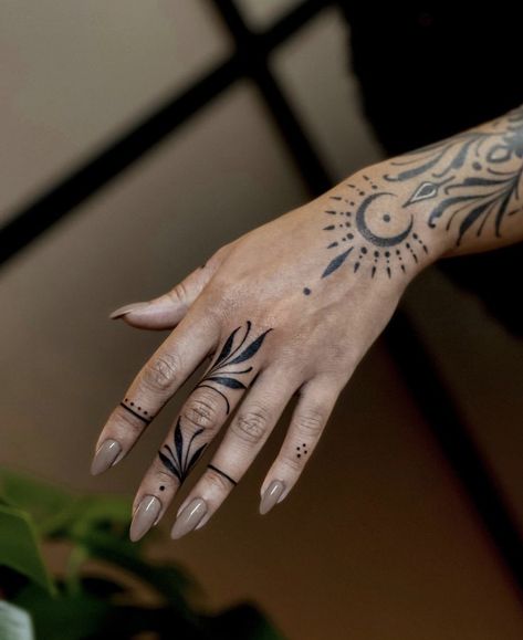 Finger Vine Tattoo, Toe Tattoos, Vine Tattoo, Nice Tattoos, Vine Tattoos, Tattoo Me, Hippie Vibes, I Tattoo, Cool Tattoos