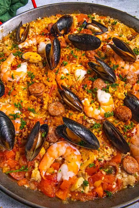 Recette Paella - La folie du piment Spanish Rice Chicken, Traditional Paella, Paella Recipe Seafood, Chili Pepper Recipes, Spanish Paella, Homemade Hot Sauce, Chicken Chorizo, Paella Valenciana, Mussels Recipe