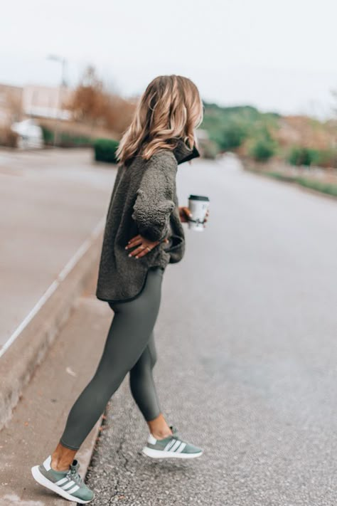 Cozy Fleece for Fall | Cella Jane Look Legging, Cella Jane, Pullover Outfit, Legging Outfits, Green Leggings, Chic Casual, Athleisure Outfits, Jairzinho, Autumn Fashion Casual