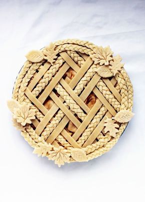 I love these designs! I love making pies but sometimes they are really hard to make and I feel like I am making the same classic traditional pies every year! I needed some much inspiration for crust designs and a good recipe. This is a must see to for hom Braided Pie Crust, Creative Pie Crust, Fancy Pie Crust, Pie Crust Art, Beautiful Pie Crusts, Crust Designs, Creative Pies, Decorative Pie Crust, Pie Crust Designs