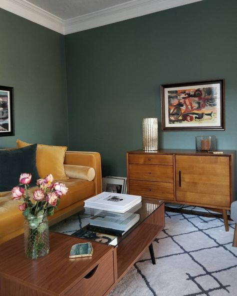 1960s Inspired Living Room, 1950s Style Living Room, Midcentury Victorian Living Rooms, Mid Mod Interior Design, 50s Interior Design Living Rooms, 50s Inspired Living Room, Mid Century Green Living Room, Mid Century Victorian Living Room, Mid Century Modern Green Living Room