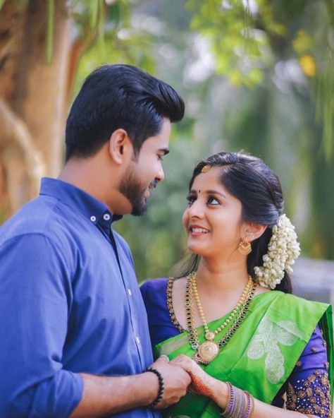 Indian Wedding Couple Photography Poses Outdoor, Wedding Photoshoot South Indian, Wedding Photography South Indian, South Indian Wedding Family Photos, Marriage Photo Album, Indian Wedding Candid Photography, Kerala Wedding Photography, Maternity Photography Poses Couple, Indian Wedding Photography Couples