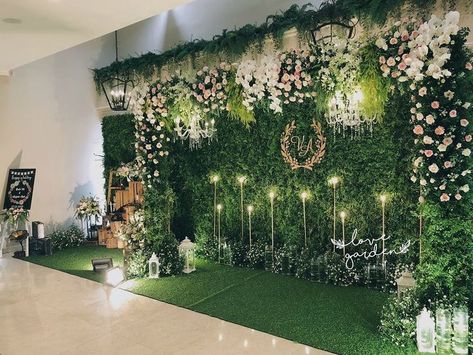 Back Drop For Wedding Reception Backdrop Ideas, Enchanted Forest Quinceanera Theme, Green Quinceanera Theme, Engagement Stage Decoration, Reception Stage Decor, Enchanted Forest Theme, Wedding Sign Decor, Wedding Stage Backdrop, Wedding Background Decoration