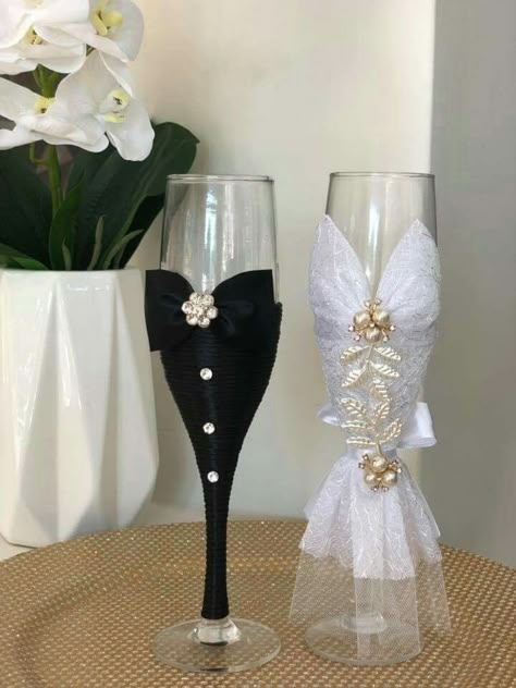 Diy Wedding Reception Decorations, Champagne Glasses Decorated, Bedazzled Liquor Bottles, Wine Glass Candle Holder, Glitter Wine Glasses, Diy Wedding Reception, Wedding Wine Glasses, Decorated Wine Glasses, Wine Glass Crafts