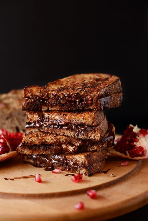 Grilled Almond Butter Dark Chocolate Pomegranate Sandwich | minimalistbaker.com Dark Chocolate Pomegranate, Chocolate Pomegranate, Almond Butter Chocolate, Grill Sandwich, Minimalist Baker, Chocolate Sandwich, Grilled Sandwich, Butter Chocolate, Sandwich Recipe