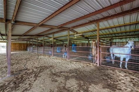 Horse barn horse stalls Horse Hacks, Stable Yard, Horse Pens, Barn Layout, Horse Farm Ideas, Diy Horse Barn, Horse Barn Ideas Stables, Barn Stalls, Stable Ideas