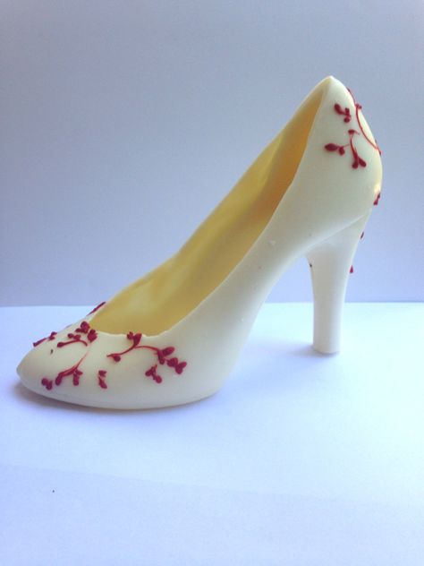 White Chocolate shoe with red detailing. http://www.aubergechocolat.co.uk/buy/chocolate-stilettos Chocolate Structure, Chocolate Shoes, Valentine Cookies Decorated, Fair Trade Chocolate, Shoe Cake, Sugar Shoes, Shoe Molding, Candy Recipes Homemade, Birthday Cakes For Women