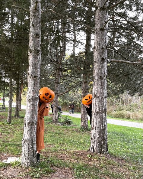 Halloween Photoshoot With Friends, Family Halloween Photoshoot Ideas, Pumpkin Family Photos, Pumpkin Head Photoshoot Siblings, Pumpkin Head Photoshoot Friends Black, Pumpkin Head Photoshoot Kids, Group Pumpkin Head Photoshoot, Punkin Head Pictures, Pumpkin Photoshoot Ideas