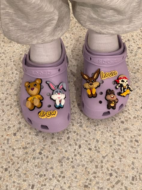 Purple Crocs With Charms, Fits With Crocs, Cool Crocs, Purple Crocs, Crocs Outfit, Drew House, Crocs Fashion, Crocs Boots, Crocs Jibbitz