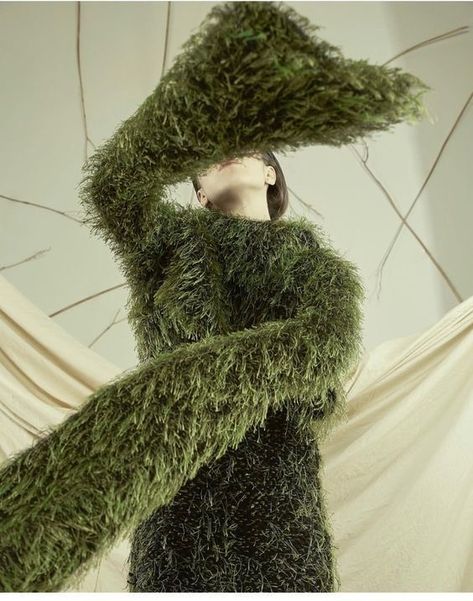 Swampcore Fashion, Nature And Fashion, Fashion Inspired By Nature, Wearable Plant, Plant Fashion, Moss Dress, Moss Fashion, Nature Inspired Fashion, Textures Fashion