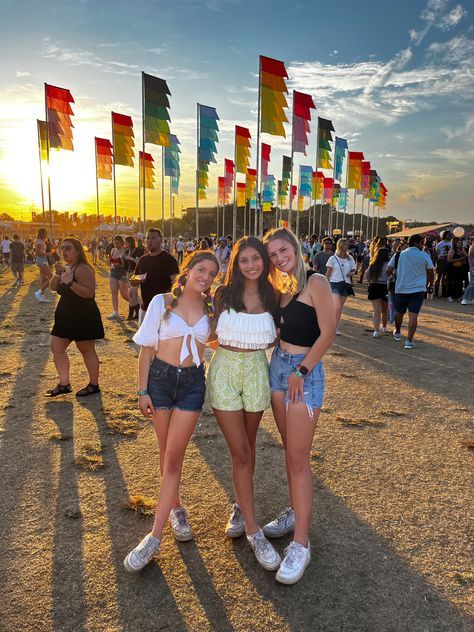 Fun time at the festival! We The Fest Outfits Jakarta, Festival Pictures Ideas, Acl Outfits Festivals, Austin City Limits Outfit, Austin City Limits Festival, Coachella Fits, Festival Pictures, Festival Fits, Country Festival