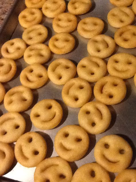 Smiley face fries .. my childhood wouldn't have been complete without it . ^-^ Smiley Face Fries, Trash Magic, Nostalgic Food, Homemade Potato Chips, Missed Opportunities, Pastel Cupcakes, Heads Together, 귀여운 음식 그림, Dream Food