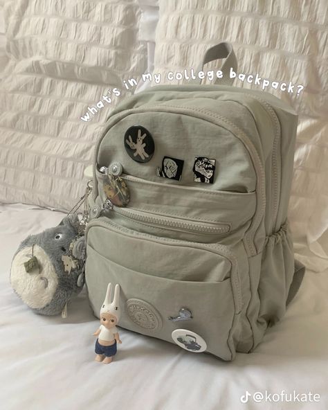 Mochila Kpop, Pretty School Supplies, Stylish School Bags, School Bag Essentials, Backpack Essentials, Inside My Bag, Handbag Essentials, Stationary School, Cute Stationary