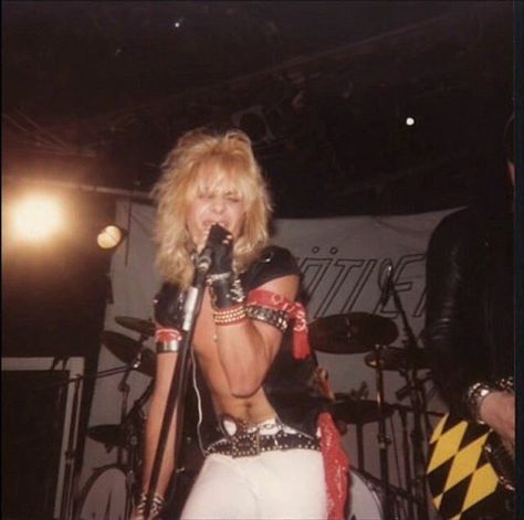 I'm bored #vinceneil #mötleycrüe #motleycrue #ripmotleycrue #allbadthingsmustcometoanend #80s #toofastforlove #1981 Vince Neil 80s, 80s Musicians, Too Fast For Love, Mick Mars, Vince Neil, Motley Crüe, 80s Men, Estilo Swag, 80s Bands