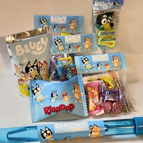 Individual birthday bundle with Bluey theme 🩵 : wrapped ring pop ��💍, candy goodie bags with toppers 🍬, Bluey capri sun, Bluey bubbles 🫧, and Bluey gummy pop 🍭. Order for an individual or for a whole party or class🎈 Can be personalized with pictures and any theme! . . . #bluey #blueytheme #blueybirthday #birthdayparty #birthdaygift #easygift #easygiftideas #custompartyfavors #customgifts #endeavorgraphicdesign Personalized Candy Bags, Candy Goodie Bags, Fiesta Bluey, Bluey Party, Capri Sun, Ring Pop, Custom Party Favors, Second Birthday, Candy Bags