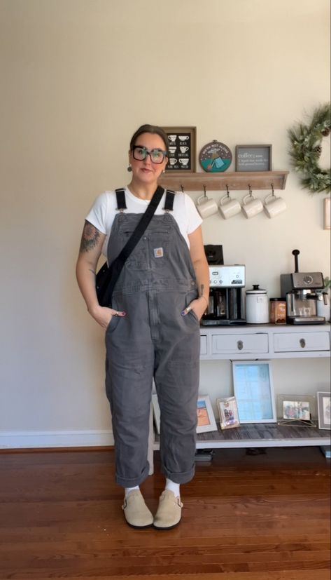 Boston clogs, carhartt, baggu crescent bag Overalls Outfit Carhartt, Carhartt Dungarees Outfit, Style Boston Clogs, Baggu Crescent Bag Outfit, Carhartt Overalls Outfit, Baggu Crescent Bag, Baggu Crescent, Granola Fits, Dungaree Outfit