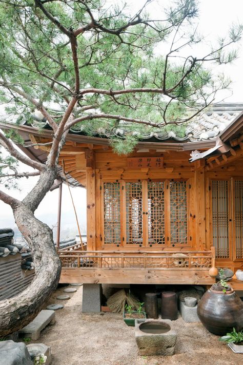 In Seoul, Two Hanoks Make a Modern Home - The New York Times Korean House Design, Korean Interior Design, Hanok House, Korean Traditional House, Traditional Korean House, Modern Japanese House, Cool Home Office, Japanese Style House, Traditional Japanese House