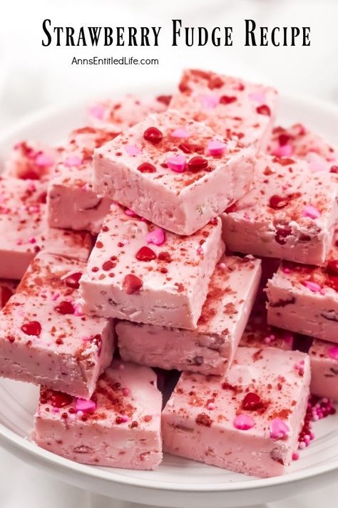 Strawberry Fudge Recipe, Strawberry Fudge, Homemade Fudge Recipes, Fudge Flavors, Christmas Fudge, Fudge Recipes Easy, Homemade Fudge, Fudge Easy, Fudge Recipe