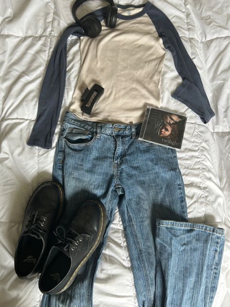 Baseball Tee Aesthetic, Long Sleeve Baseball Tee Outfit, Baseball Tee Outfit Aesthetic, Cute Doc Marten Outfits, Low Cut Doc Martens Outfit, Low Rise Doc Martens, Low Rise Doc Martens Outfit, Low Docs Outfit, Low Top Doc Martens Outfit