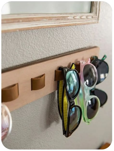 Diy Eyeglasses Holder, Wall Sunglass Holder, Wood Sunglasses Holder, Sunglasses Wall Display, Sunglass Holder Ideas, Glasses Stand Diy, Glasses Storage Ideas, Sunglass Holder Diy, Sunglasses Holder Diy